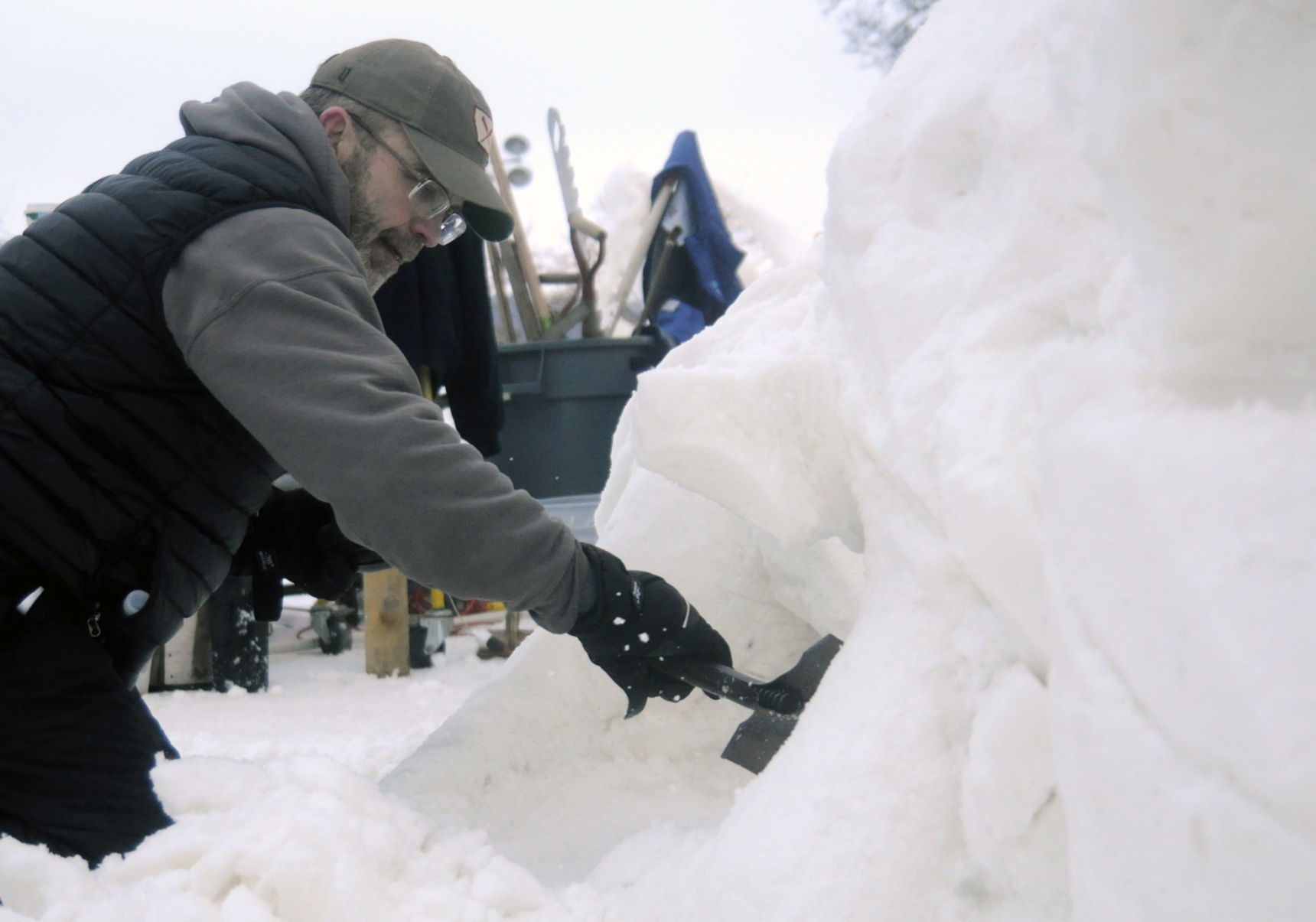 Illinois sculptor hard at work Friday